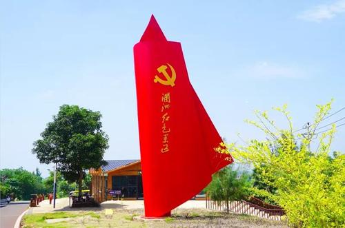 2、革命老区，有红色教育基地，有红色旅游景区，有红色遗迹，有红色文化，是革命老区，有红色旅游景点，如三潭峡和红军广场。