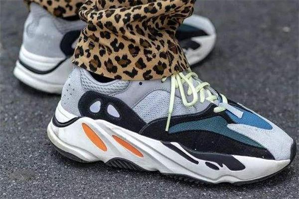 yeezy 700鞋带怎么系 潮人系鞋带是这样