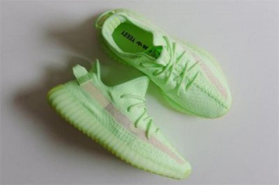 ​yeezy 350夜光底货量 椰子350夜光效果