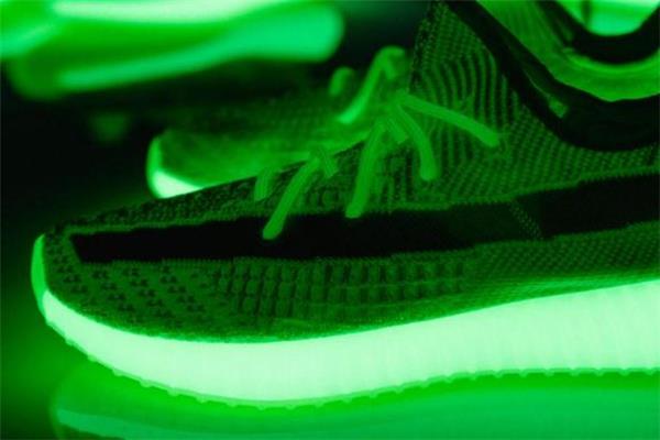 yeezy 350夜光底货量 椰子350夜光效果