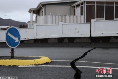 ​冰岛频繁地震导致大地出现裂痕 24小时内连发1400次地震