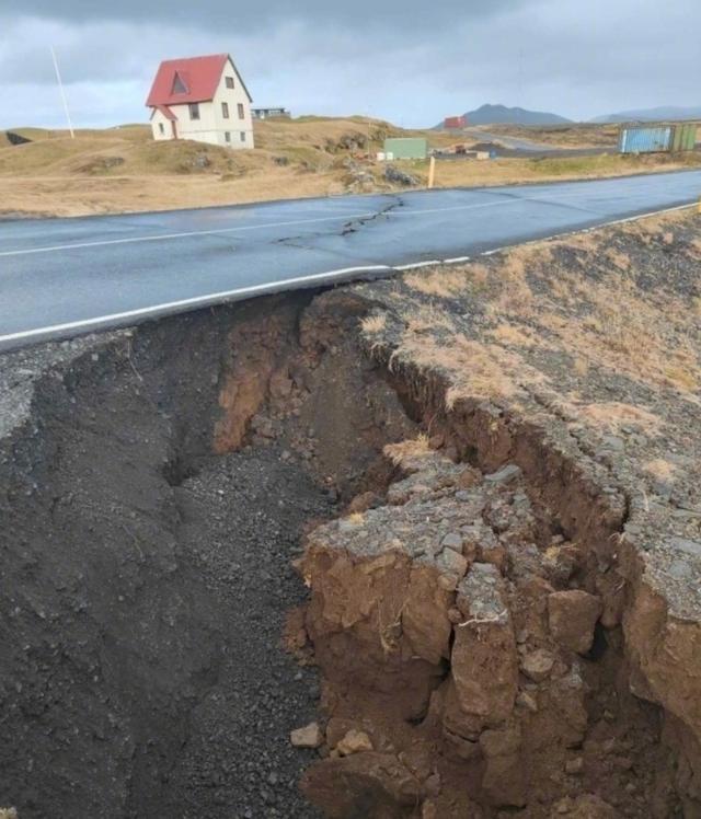 冰岛频繁地震导致大地出现裂痕 24小时内连发1400次地震