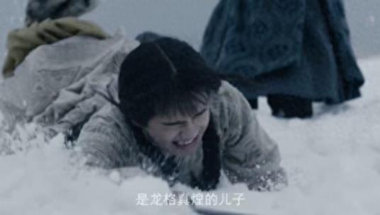 刘昊然“双麻花辫”雪地摔倒，表情失控，网友：小虎牙戳笑点！