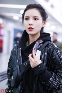 ​“王思聪最美前女友”张予曦现身引男子狂瞄，坐下去后双腿成这样