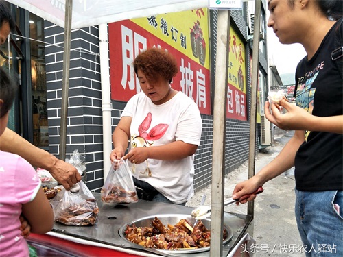 8张特色小吃路边摊图，生意一个比一个火爆