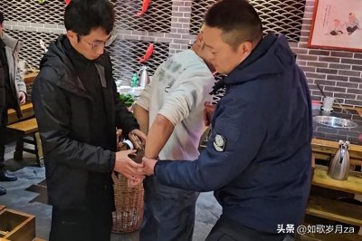 ​民警在吃火锅时，顺手抓住了两名逃犯！真是“辣”味十足一幕呀！